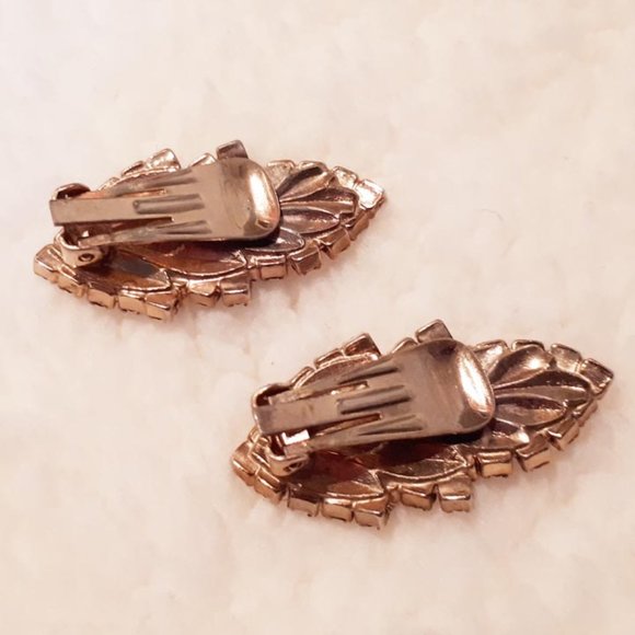 Vintage clip on earrings. Crystal and leaf pattern - Picture 2 of 3